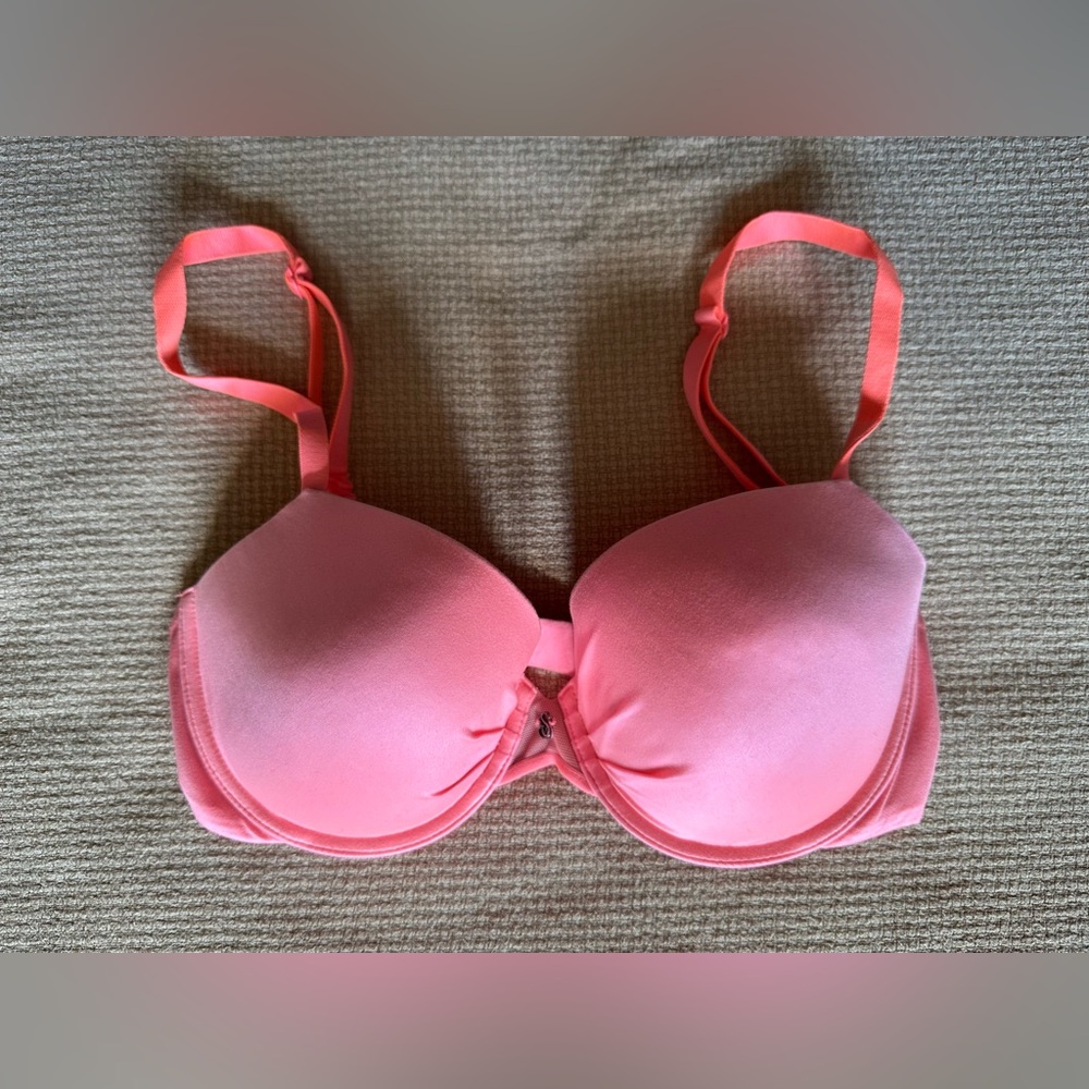 Victoria’s Secret Sz 32D Fabulous line lightly lined bra